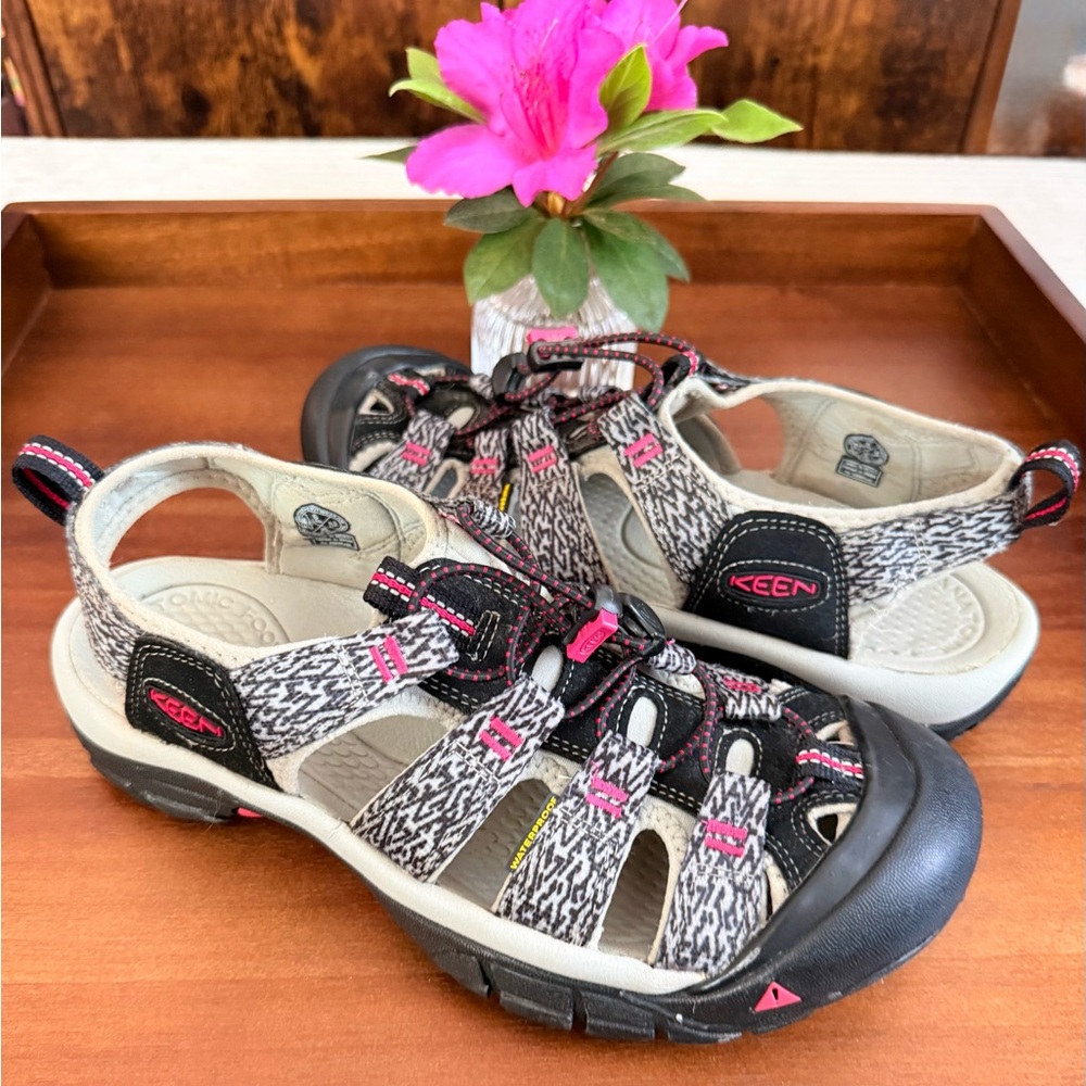 KEEN Newport H2 Waterproof Sandal Shoes W9 Gray & Pink